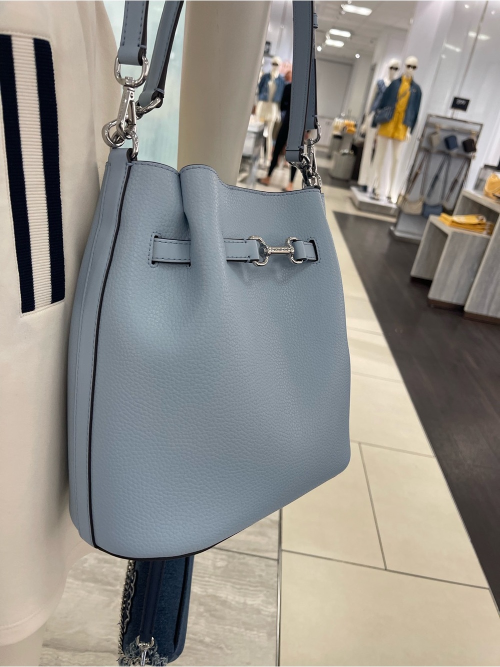 Michael Kors Carson Md Pebbled Leather Convertible Bucket Crossbody Shoulder
NWT - Picture 12 of 16